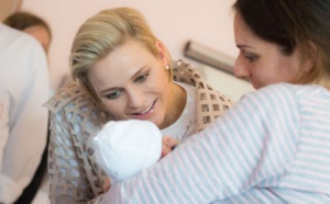 Charlène de Monaco, retour à la maternité : La jeune maman émue et câline...