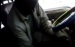 Vidéo-Ce chauffeur de bus Tata a vraiment du mal à passer la marche arrière. A mourir de rire