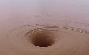 Comment expliquer ce trou étonnant au milieu d'un lac ?
