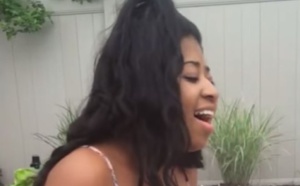 Destinée à être muette, cette jeune femme est devenue une grande chanteuse (vidéo)