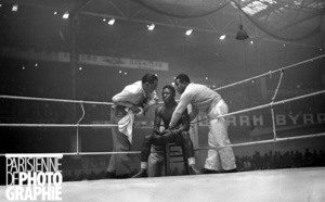 Guerre 1939-1945. Assane Diouf, boxeur français, conseillé par ses soigneurs, lors de son match contre Jean Despeaux. Paris, palais des sports, avril 1941.