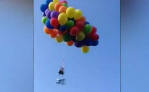 Il s'envole attaché à cent ballons d'hélium
