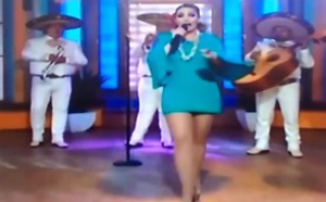 OUPS ! UNE CHANTEUSE MEXICAINE PERD SA SERVIETTE HYGIÉNIQUE EN DIRECT À LA TÉLÉVISION (VIDÉO)