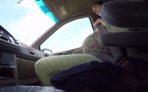 VIDEO : Cette maman donne naissance à un bébé de 4,5 kg... dans la voiture en direction de l'hôpital ! Le sang-froid du couple est absolument remarquable...