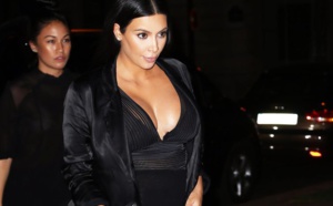 Photos - Pour sa soirée à Paris, Kim Karda­shian sort un impres­sion­nant décol­leté