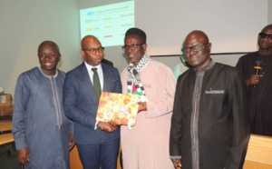 Rencontre avec les syndicats d’enseignants : Le Ministre Moustapha Mamba Guirassy remet plus de 5000 arrêtés et décisions de nominations, aux Secrétaires généraux de syndicats