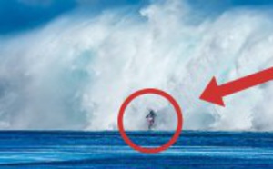 En bricolant sa moto, il réussit à rouler sur la mer et surfe des vagues immenses à Tahiti ! LA vidéo de l'année, à voir absolument..