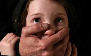 Il laisse sept hommes violer sa fille de 11 ans à plus de 500 reprises