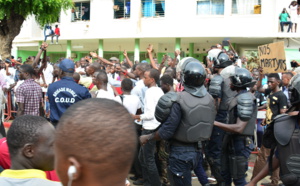 La pierre, une arme non conventionnelle, en démocratie, moins encore au Temple du Savoir