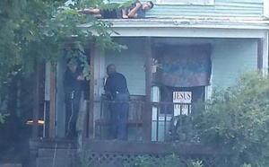 Un suspect se joue de la police et fait le buzz