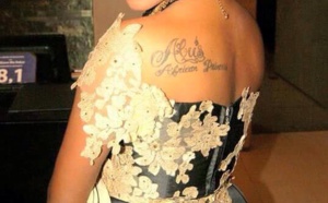 Inna Jawara montre son tatouage 