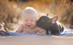 Un bébé et un bouledogue nés le même jour sont les meilleurs amis du monde... Tellement adorable !