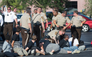 Ferguson: manifestation malgré l'état d'urgence