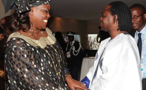 Chaleureuse poignée de mains entre Baba Maal et la Première dame