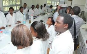 Fac Médecine: Les étudiants en spécialisation observent un sit au Ministère de la Santé pour réclamer leur bopurse