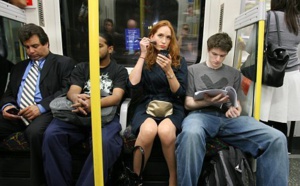 Il lui fait une remarque dans la métro, à cause de sa jupe trop courte... C'était sans compter sur une vieille dame qui se trouvait à côté ! Elle l'a vraiment remis à sa place...