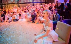 Toutes les filles en rêvent. Pour leur mariage, il surprend sa femme et le résultat est énorme !