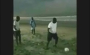 Vidéo: Le Président Macky Sall joue au foot sur la plage de Popenguine