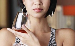 Une passagère vide une bouteille de cognac pour éviter de la jeter au contrôle