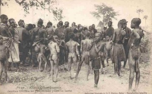 Carte postale : De jeunes Diolas se préparant pour un combat de lutte