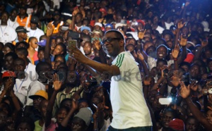 Youssou Ndour en mode Selfie avec ses fans de Ziguinchor 