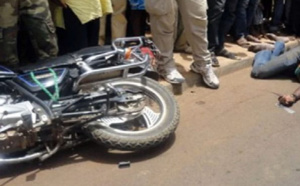 La route fait encore un mort : Un conducteur de moto Jakarta tué par une voiture qui tentait de dépasser une charrette