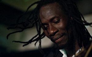 “Sagne Sagne”, le nouveau single de Carlou D feat Gaston et Djiby Da Brains 