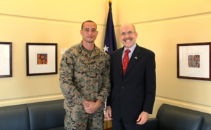 Le Caporal des U.S. Marines Matthew Sprankle a reçu, aujourd'hui, un certificat d'appréciation de l'Ambassadeur des États-Unis au Sénégal après avoir sauvé un homme de la noyade dans l'océan atlantique.