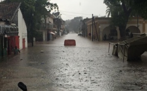 Vidéo: Un Toubab sauvé in extremis des inondations à Thiès, Les thièssois tendent la main à leur Président Macky Sall pour régler le problème  Regardez: