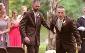 Le geste de ce papa envers le nouveau compagnon de son ex-femme, lors du mariage de sa fille, a submergé Internet d'émotion et est devenu instantanément viral... Et on comprend facilement pourquoi !