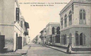 Carte postale : Saint-Louis, la Rue Brière-de-l'Isle