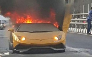 Il veut faire le malin avec sa Lamborghini, elle termine en flammes