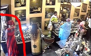 Vidéo - Une dame vole un bijou d’une valeur de 2 millions et le dissimule dans son slip
