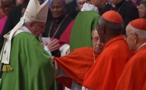 Un cardinal nonagénaire se fracture le fémur en saluant le pape