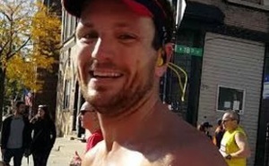 Cet homme a couru un marathon avec un mot dans le dos pour trouver l’amour
