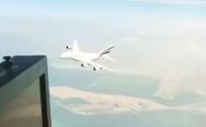 Un A380 frôle un hélicoptère en plein ciel