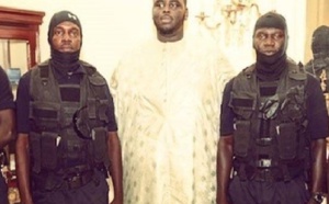 Amadou, le fils de Macky, fait sortir les clients de la Brioche dorée pour acheter…
