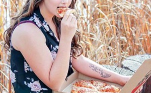 Cette fille en a marre des photos de couples alors elle pose avec une pizza