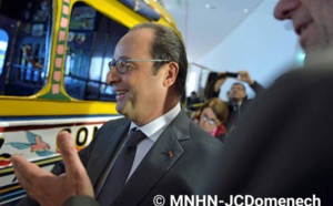 Nouveau Musée de l'Homme de Paris: Hollande émerveillé par le car rapide dakarois
