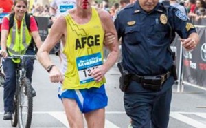 Ce policier a aidé un coureur blessé à finir son marathon