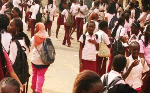 Les notes de Fati sont très mauvaises, son professeur lui offre son aide en échange de rapports sexuels : De bonnes notes sexuellement transmissibles