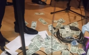 Vidéo - Une pluie de dollars à la soirée "Gouddi Rakadiou" de Pape Diouf à Hambourg (Allemagne)