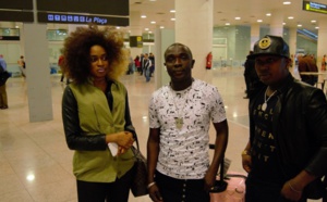 Tournée européenne de Viviane Chidid: Arrivée du Djolof Band à l'aéroport de Barcelone. Regardez