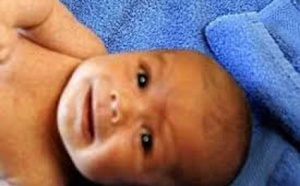 Regardez comment ce bébé est bercé par le Coran
