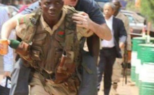 Arrêt sur image: Un touriste sur le dos d'un soldat malien
