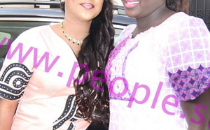 Thioro Mbar Ndiaye pose avec sa belle soeur