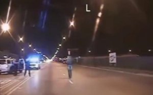 Les images glaçantes d'un policier qui abat un adolescent noir à Chicago (Vidéo)