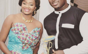 Fama Thioune prend une pose avec Modou Lô