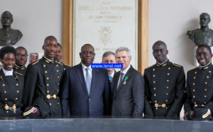Les étudiants sénégalais de l'école polytechnique de Paris posent avec le Président Macky Sall