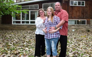 À 60 ans, ce pasteur épouse sa copine de 19 ans et enceinte avec la bénédiction de sa femme